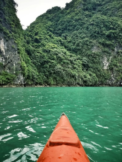 绿色观水山上的橙色皮艇